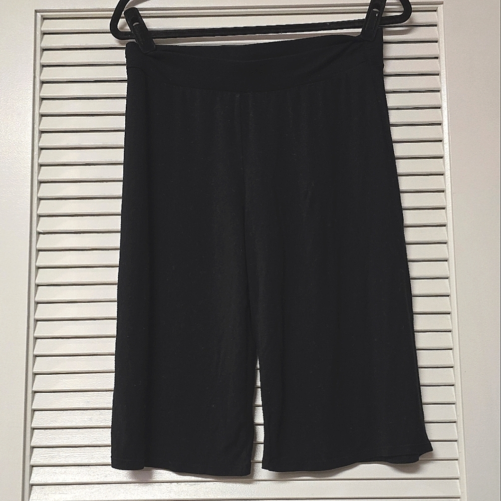 Black Lightweight Flowly Stretchy Loungewear Shorts